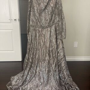 MAC DUGGAL’s Romantic Gown With Mix Of Sparkling Sequins And Gorgeous Lace Throu